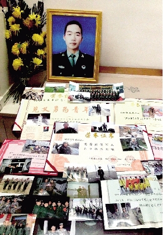 在郑春光家里,记者见到了他获得的各种荣誉证书和很多生前照片.