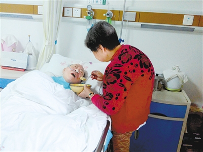 80岁老太病床前守护瘫痪丈夫21年 她不放心别人照顾,坚持不用保姆