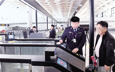 郑州出入境边防检查站正式启用出境自助查验通道  3个步骤平均10多秒就可完成