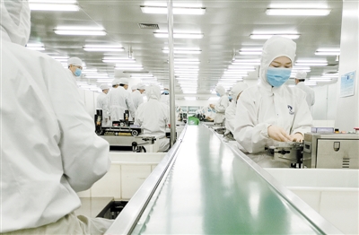 在信阳市羚锐制药股份有限公司,工作人员在生产车间忙碌(3月16日摄).
